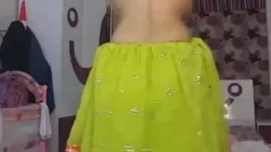 Astonishing Indian bitch dancing topless on cam
