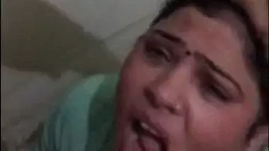 Indian office aunty sucking lund of boss in toilet