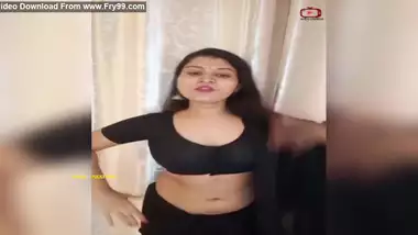 Spicy hottie Kommal looks seductive