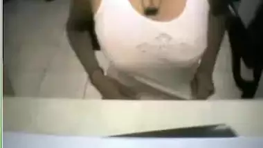 sexy delhi girl incyber cafe exposing boobs