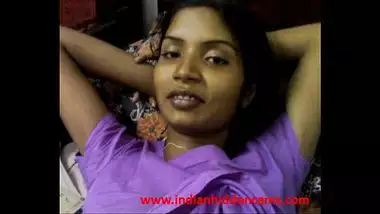 Dusky bhabhi exposing her juicy boobs